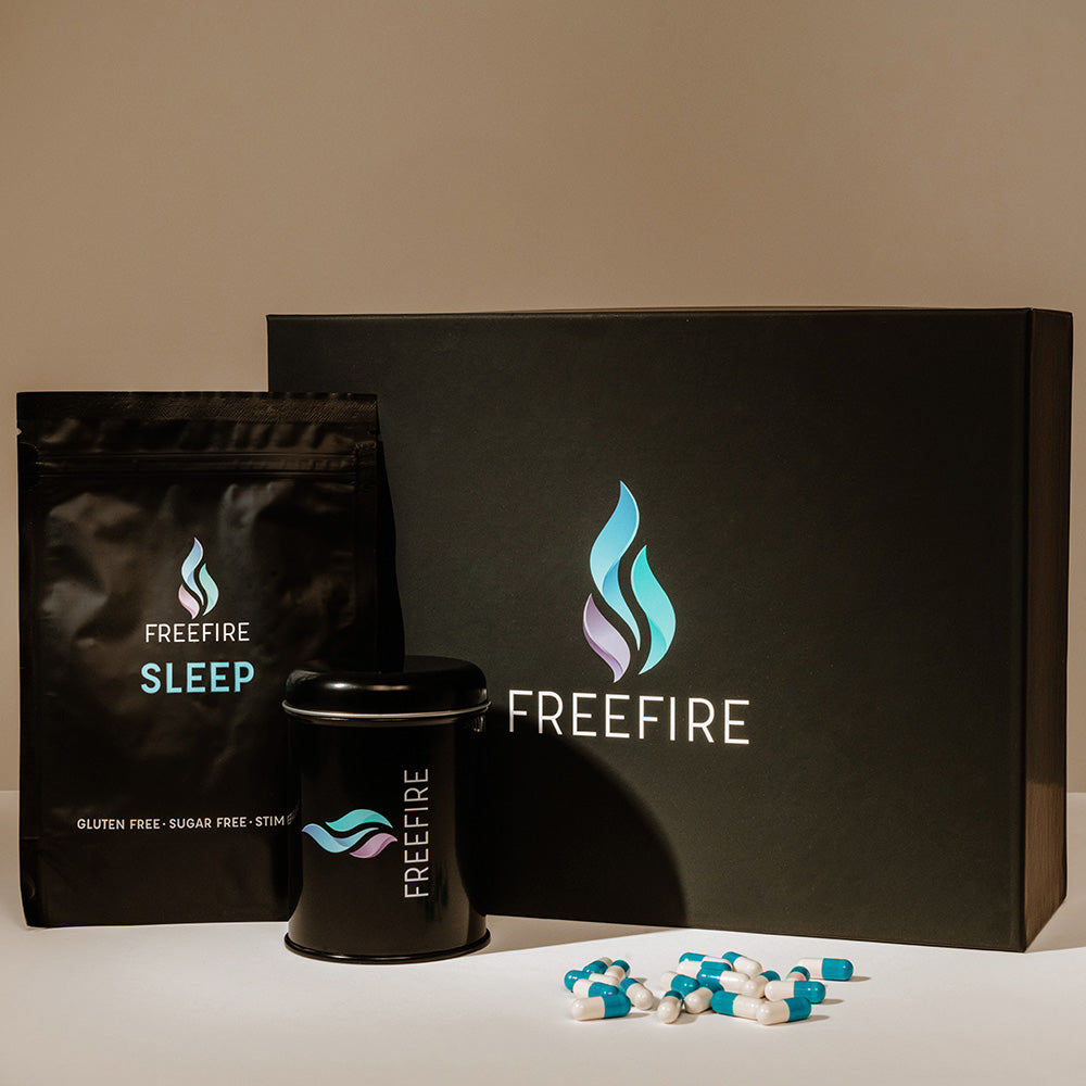 integratore FreeFire Sleep per per un sonno migliore e per dormire meglio bustina riciclabile da 60 capsule in confezione di benvenuto che comprende bellissima scatola rigida riciclabile per moltissimi usi e pratico porta capsule in latta